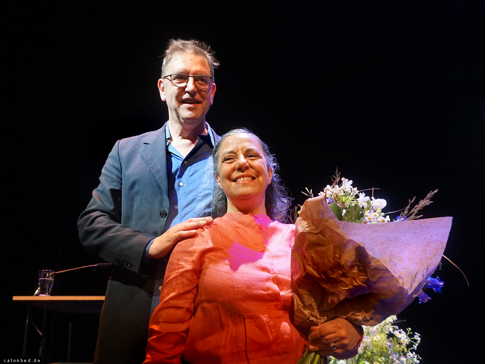 Manos Tsangaris, Präsident und die Preisträgerin Sandra Vásquez de la Horra 