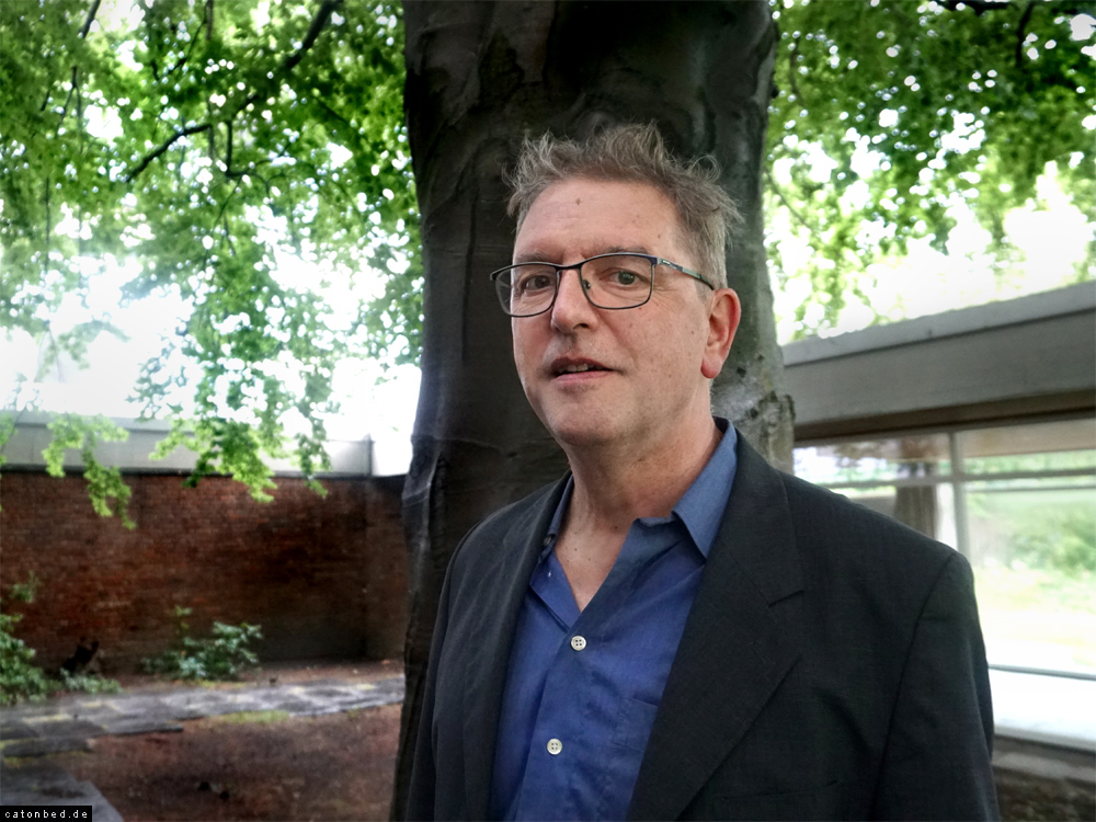 Im Innenhof: Manos Tsangaris, Präsident der AdK