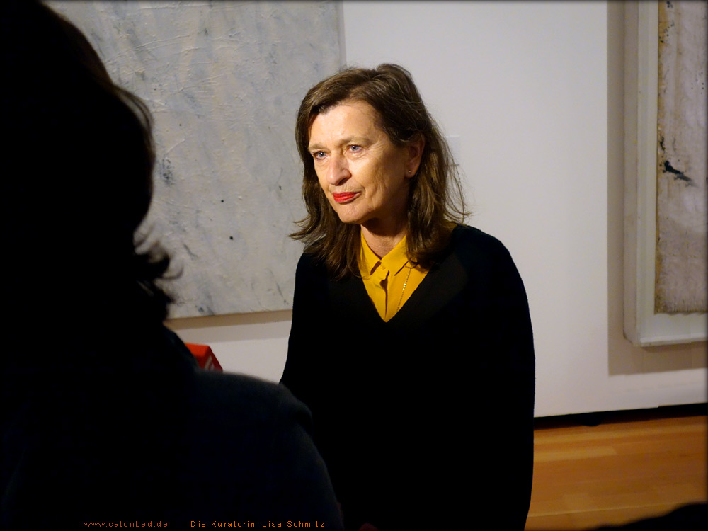 Lisa Schmitz, Kustodin und Kuratorin der Brus-Ausstellung