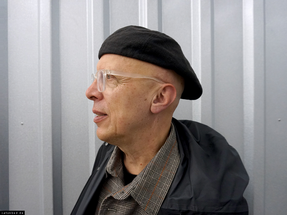 Der Künstler Klaus Killisch vor neuem Raumtrenner! 