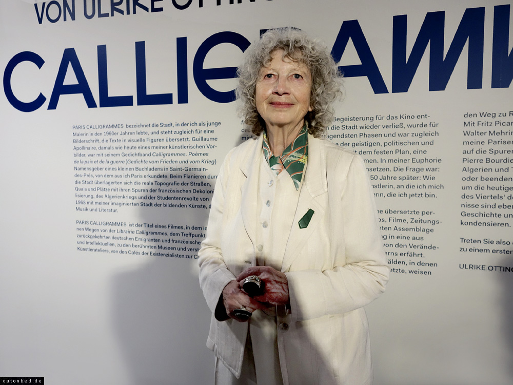 Ulrike Ottinger in ihrer Ausstellung Paris Calligrammes 