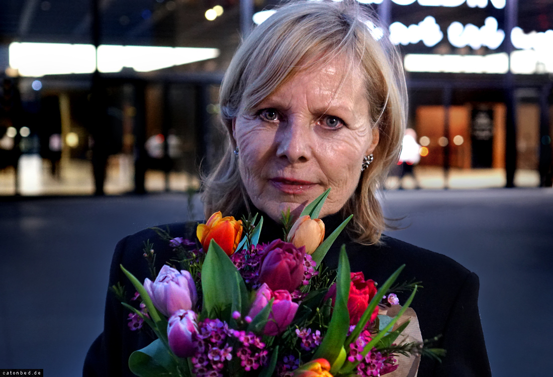 Vor der Neuen nationalgalerie - die Künstlerin Cornelia Schleime