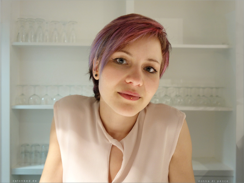 Henrietta - Junge Frau an der Bar