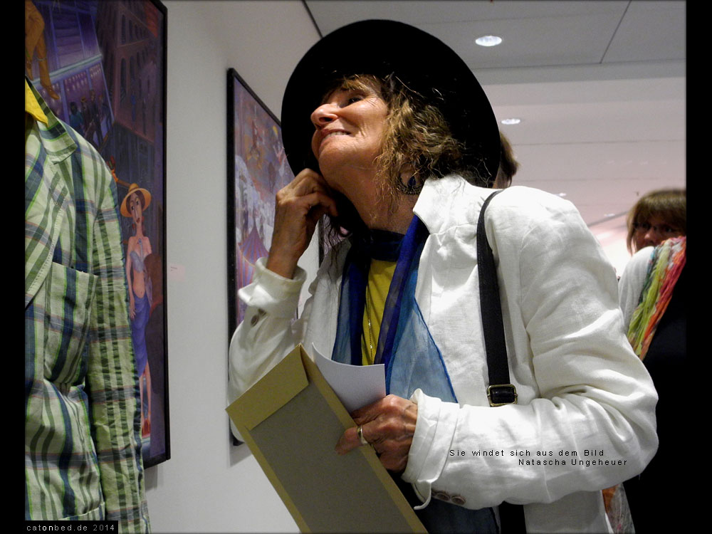Natascha Ungeheuer in ihrer Ausstellung im Willy-Brandt-Haus