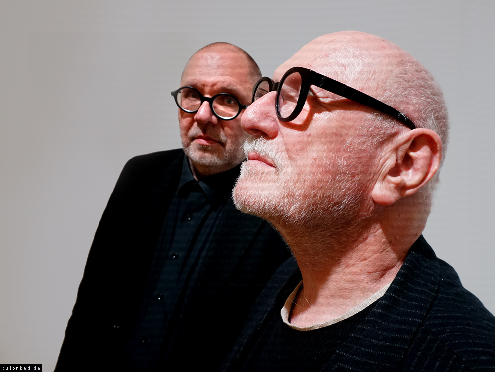 Herren mit den schweren Brillen 