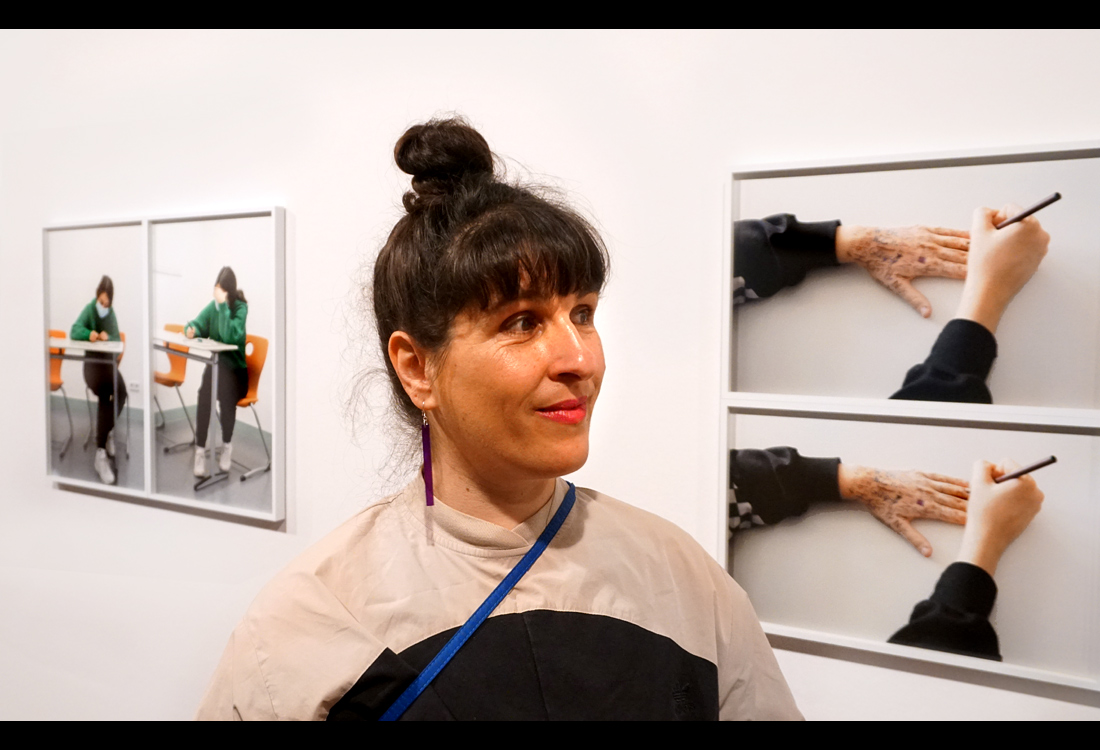 Akademie der Künste - Die Fotografin Susanne Keichel vor ihren Arbeiten