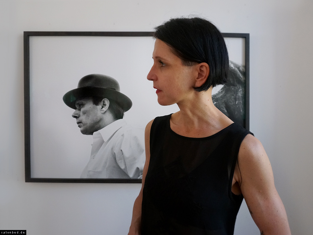 Lilith Terra vor Beuys-Portrait