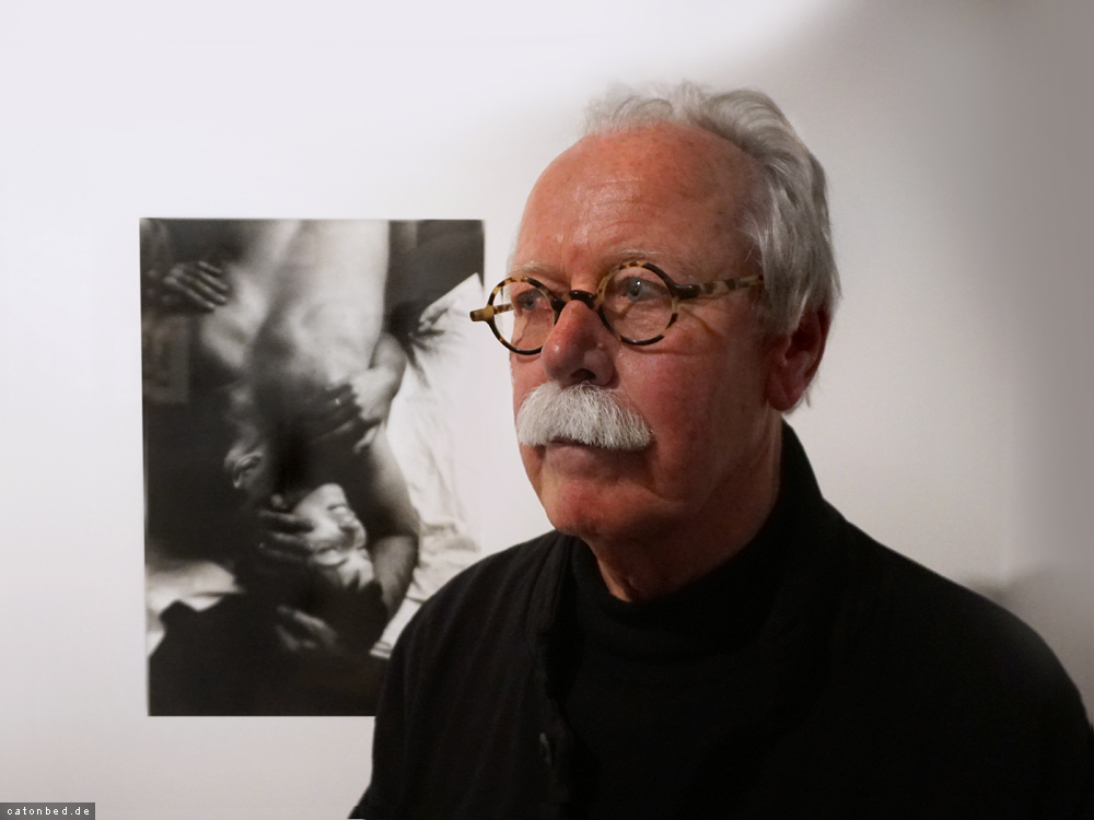 Hans-Michael Koetzle vor Foto Barbara - Will McBride - Bröhan-Museum