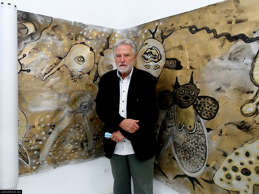 Richard Stimmel vor eigener Arbeit