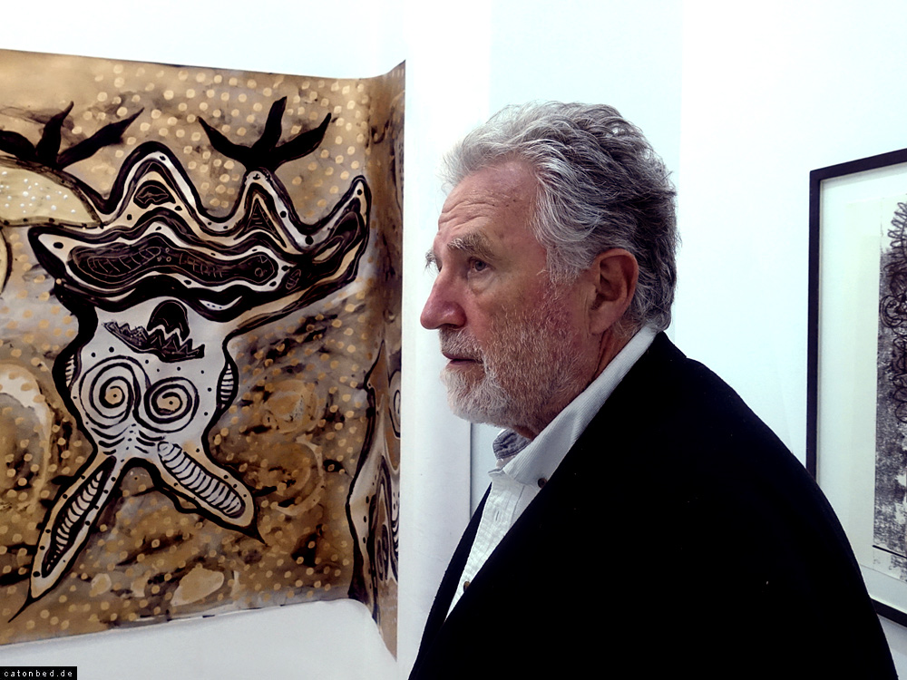 Richard Stimmel vor eigener Arbeit