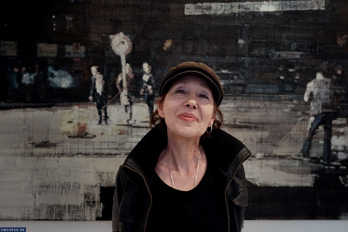 Heike Ruschmeyer vor eigener Arbeit aus der Serie ATTENTATE