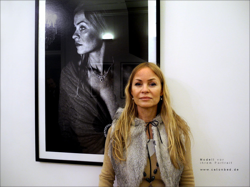 Modell vor ihrem Bild