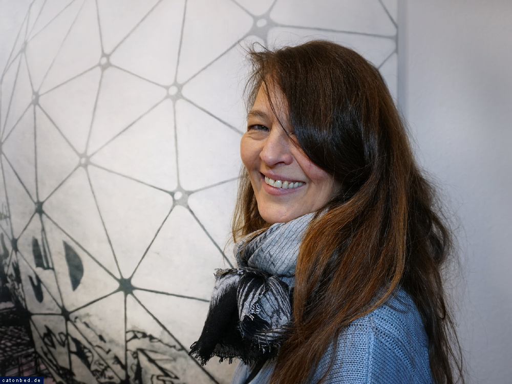 Die Malerin der im Hintergrund abgebildeten Bilder: Hannah Becher