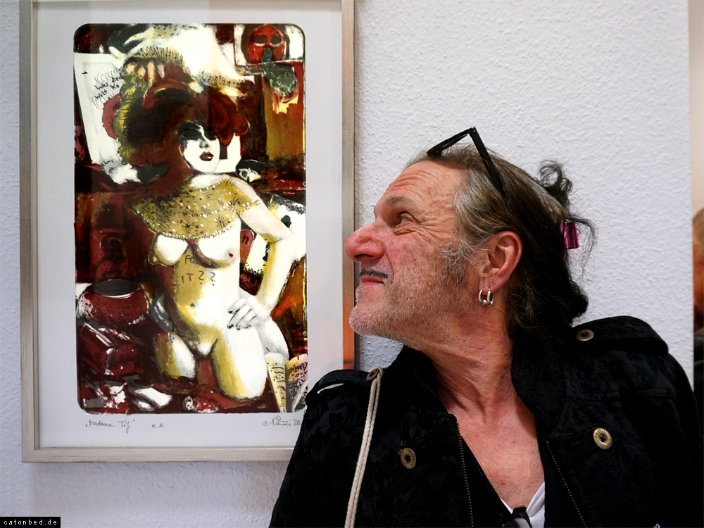 Dietmar Heddram mit einer Lithographie von NÄNZI