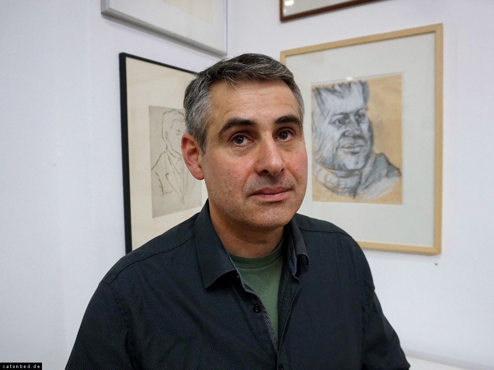Archi Galentz -Kurator und Ausrichter der Ausstellung