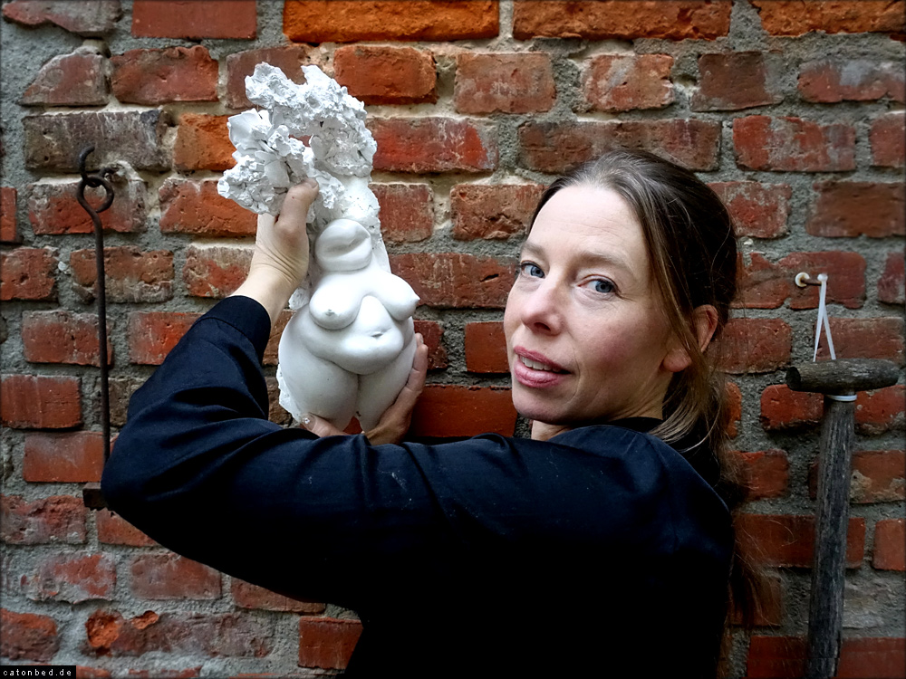Im Hof: Miriam Lenk (mit kleiner Figur)