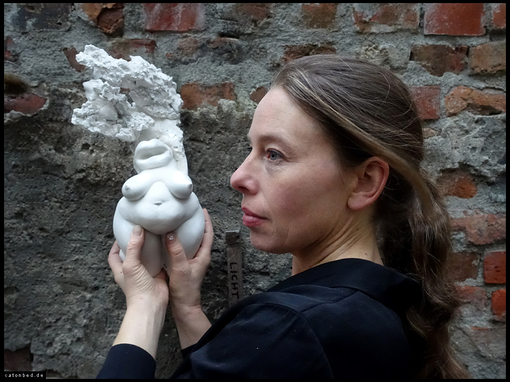 Im Hof: Miriam Lenk (mit kleiner Figur)