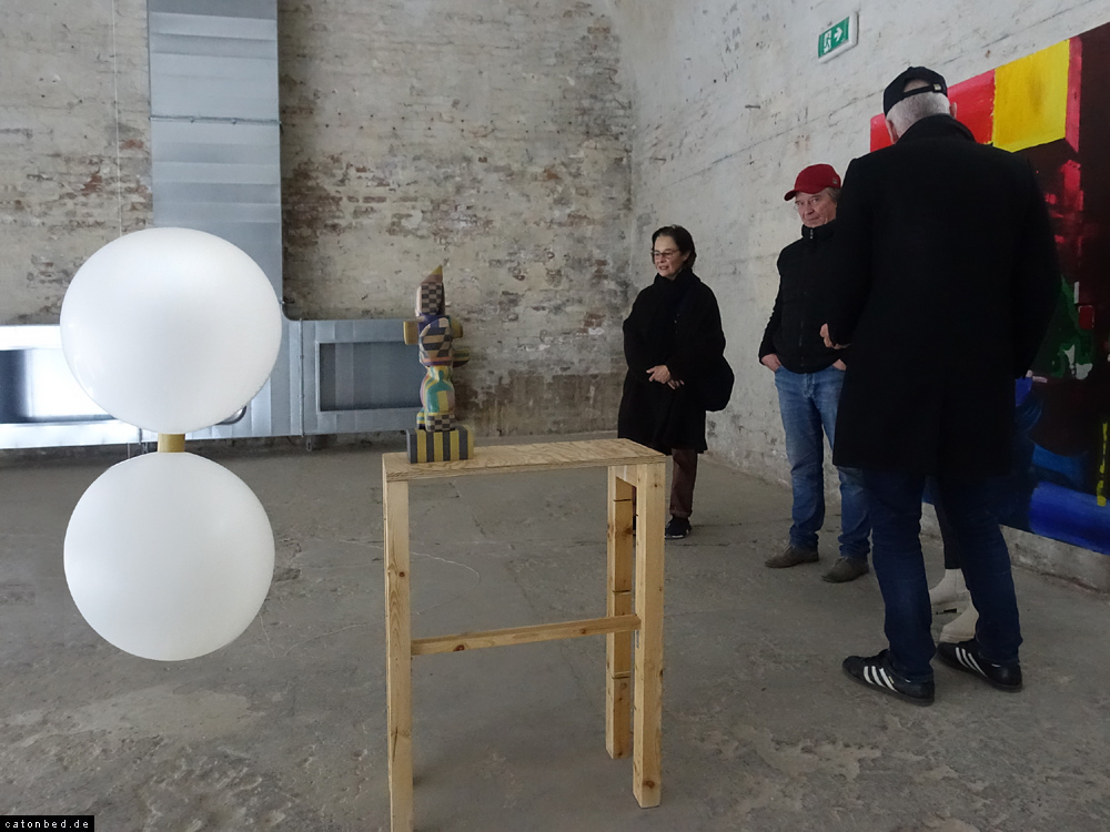 Moritz Frei neben seiner Installation
