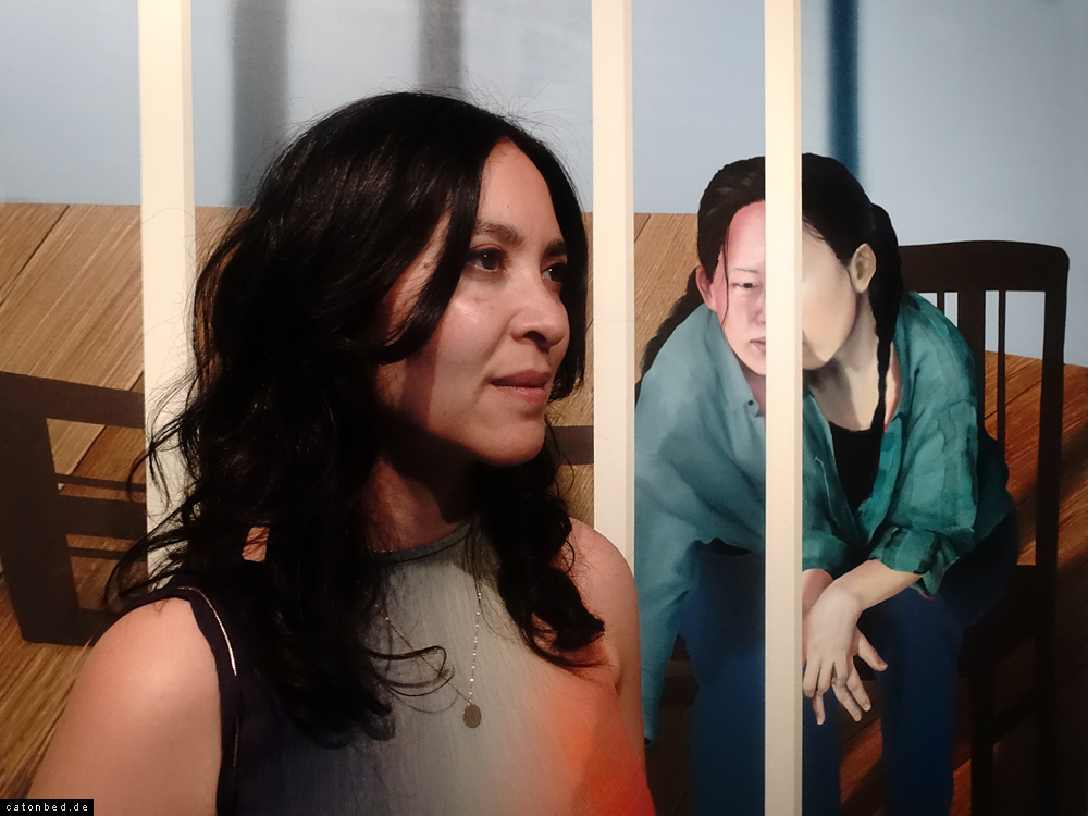 Ellen Akimoto, Künstlerin vor ihrem Bild