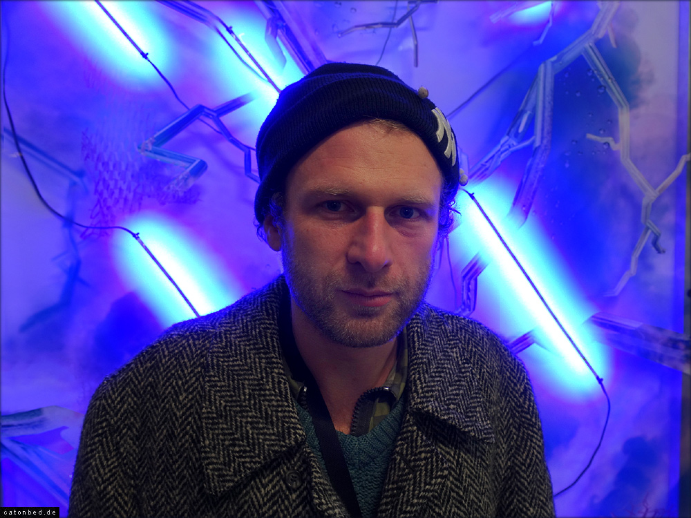 Der Künstler Florian Auer vor seinere Arbeit