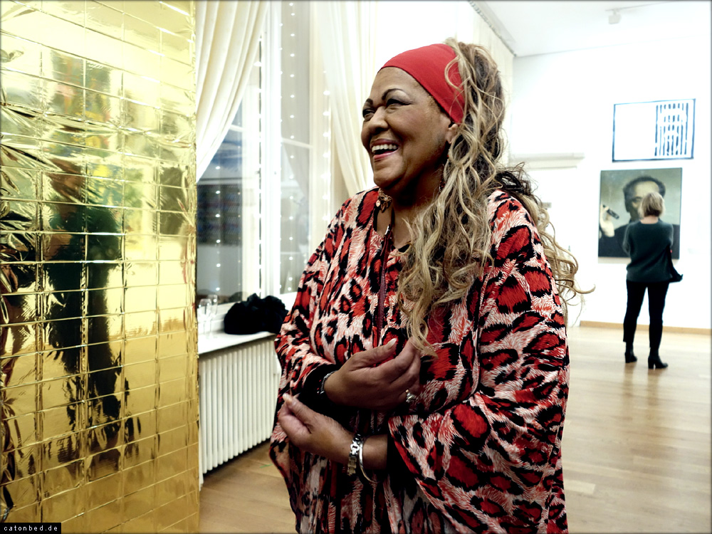 Queen Yana, Sängerin