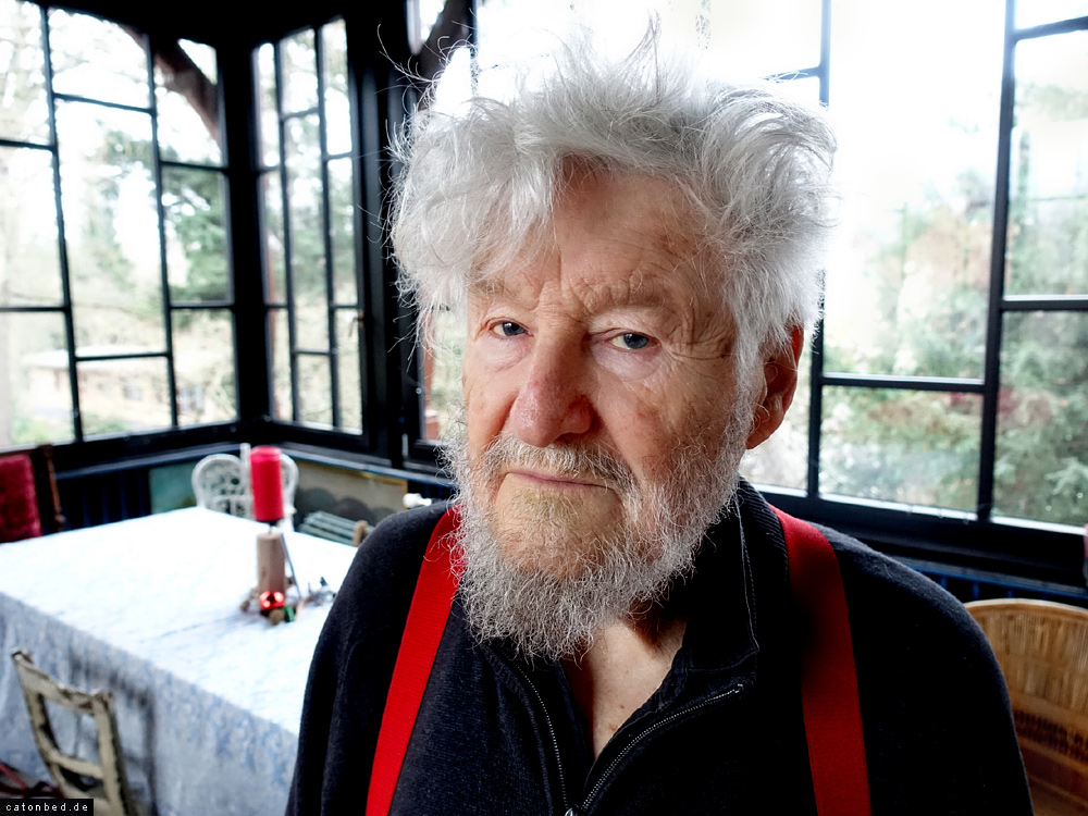Achim Freyer im Wintergarten seines Hauses