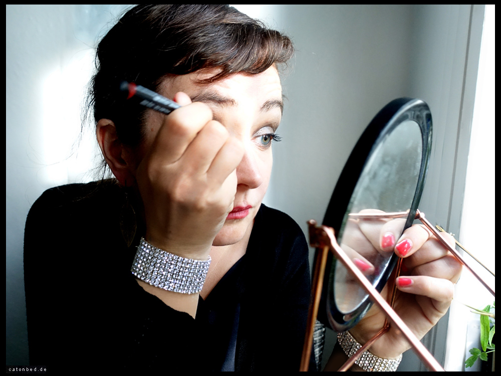 Lydia schminkt sich