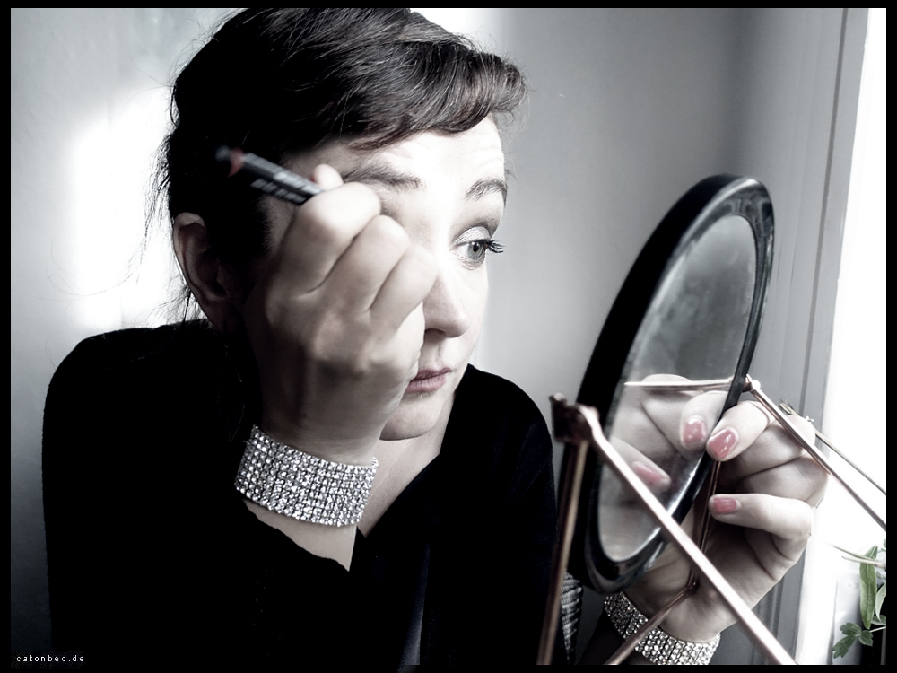 Lydia schminkt sich