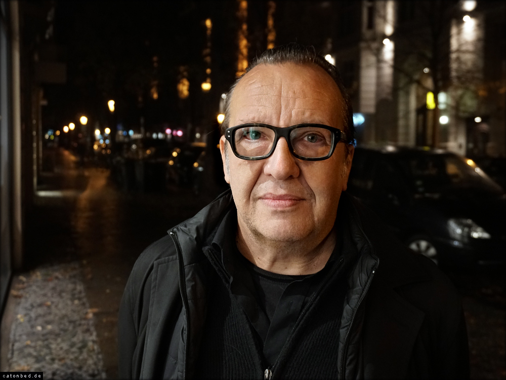 Vor der Galerie CRONE / Der Künstler Sador Weinsclucker